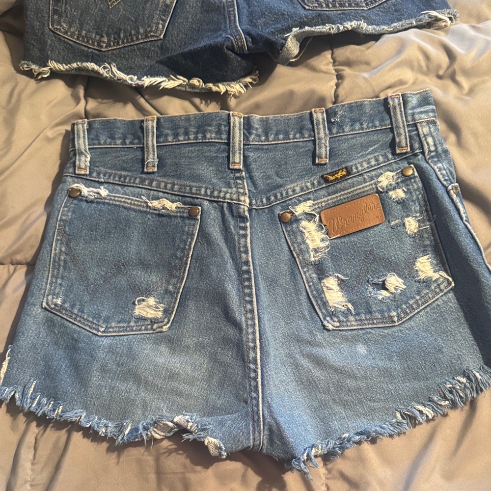 Distressed Wrangler jean shorts size 11x32